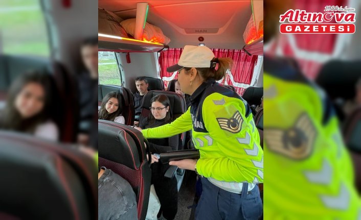 Bolu'da jandarma ekipleri, sürücülerin bayramını kutladı