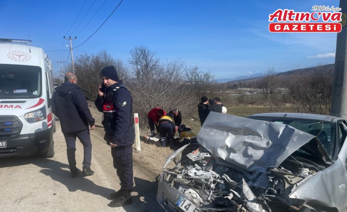Bolu'da kamyonetle çarpışan otomobildeki baba ve oğlu yaralandı