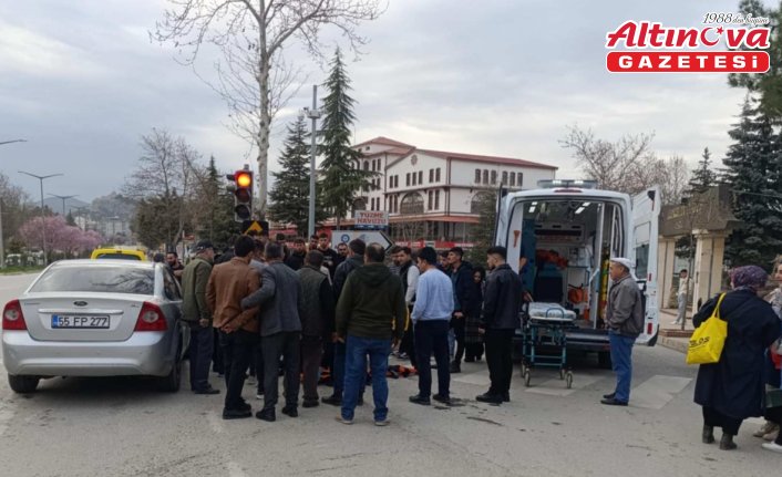 Boyabat'ta otomobille çarpışan motosikletin sürücüsü yaralandı