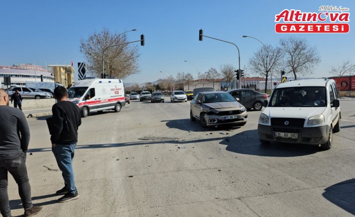Çorum'da 2 otomobilin çarpışması sonucu 2 kişi yaralandı