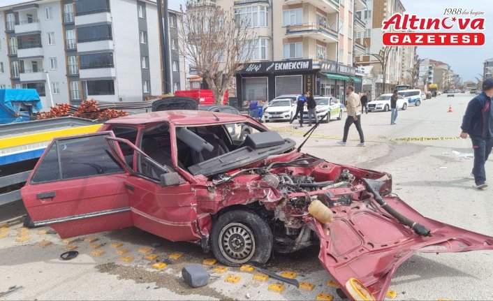 Çorum'da çarpışan iki otomobilin sürücüleri yaralandı