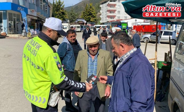 Dikmen’de vatandaşlara trafik kuralları bilgilendirmesi yapıldı