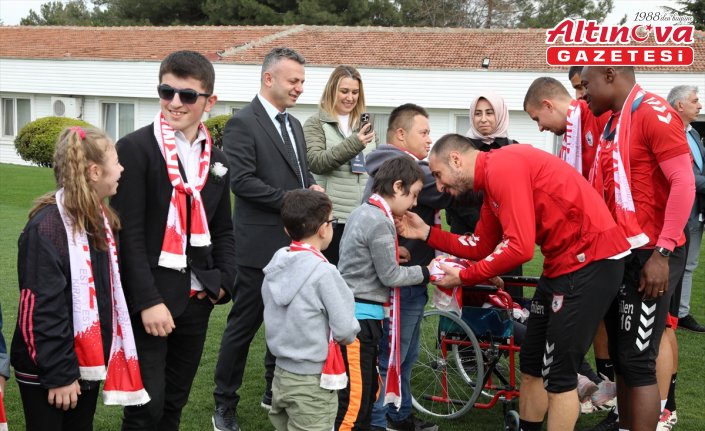 Down sendromlu çocuklar Samsunsporlu futbolcularla buluştu