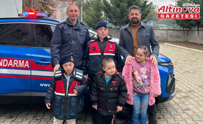 Down sendromlu çocuklar Vezirköprü Kaymakamı Kaya'yı ziyaret etti