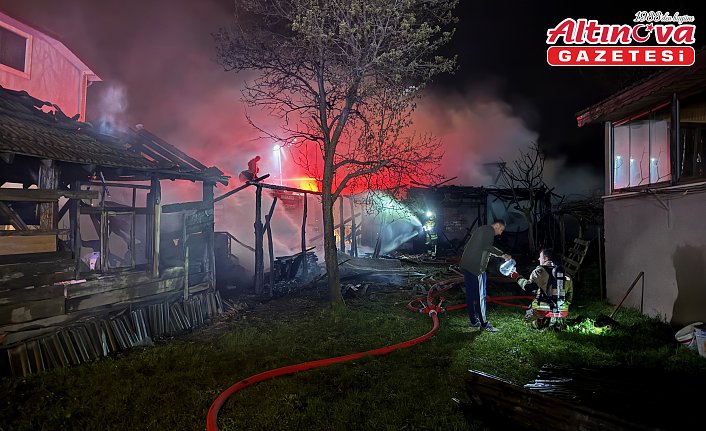 Düzce'de 2 kişinin dumandan etkilendiği yangında 3 büyükbaş hayvan telef oldu