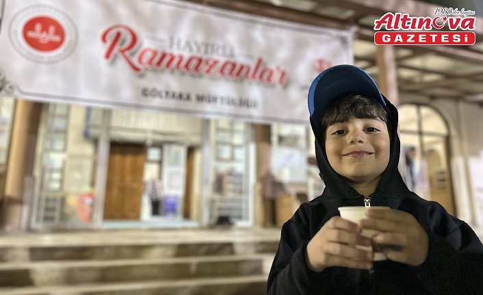 Düzce'deki camilerde teravih namazının ardından ballı şerbet ikram edildi