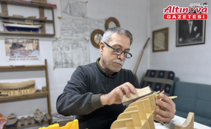 Emekliliğinde öğrendiği ahşap işlerini maket tekne yapımıyla sürdürüyor