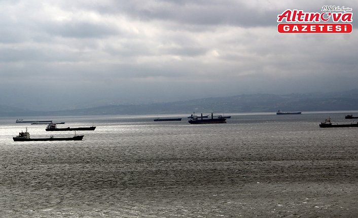 Fırtına uyarısı üzerine yük gemileri Sinop doğal limanına demirledi