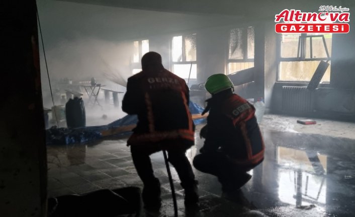 Gerze'de kullanılmayan okul binasında çıkan yangın söndürüldü