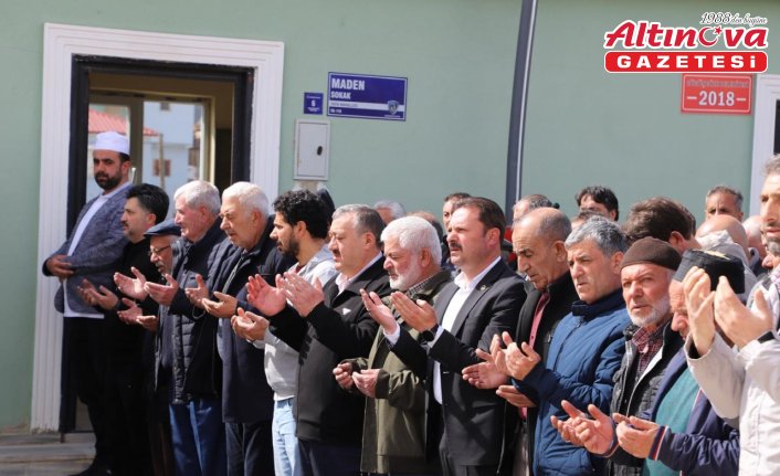 Gümüşhane'de annesinin cenazesinde rahatsızlanarak hayatını kaybeden kadın defnedildi