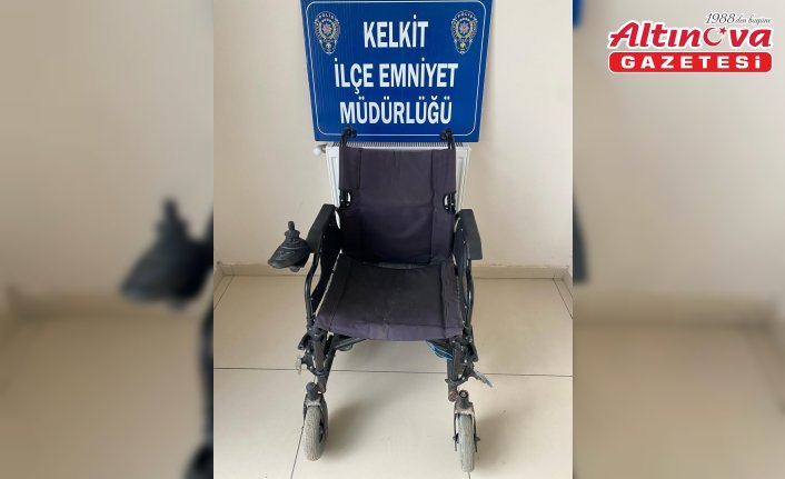 Gümüşhane'de engellinin evinin önünden akülü tekerlekli sandalyeyi çalan kişi yakalandı