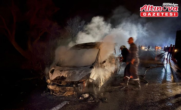 Gümüşhane'de seyir halindeki otomobilde çıkan yangını itfaiye ekipleri söndürdü