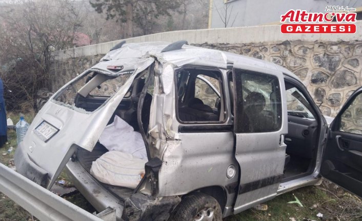 Gümüşhane'de takla atan kamyonetteki 4 kişi yaralandı