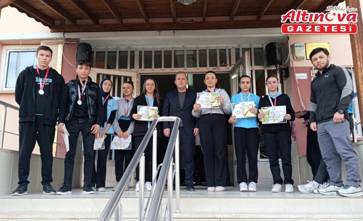 Havza’da bilek güreşinde 36 madalya kazanan öğrenciler ödüllendirildi