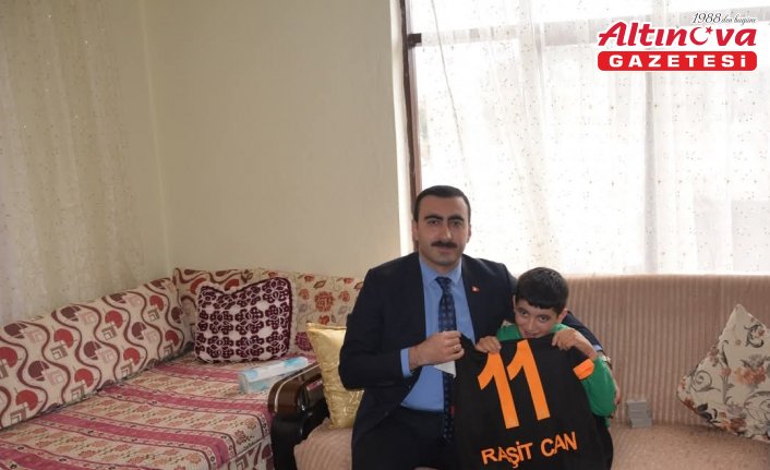 İhsangazi Kaymakamı, özel eğitim öğrencisine forma hediye etti