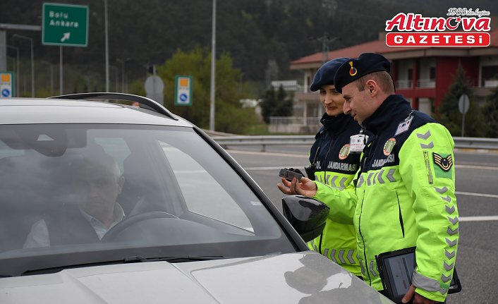 İki metropol arasında bulunan Düzce'de otoyol jandarması bayram mesaisinde