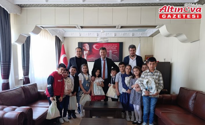 İlkokul öğrencileri Artova Belediye Başkanı Ali Güner'i ziyaret etti