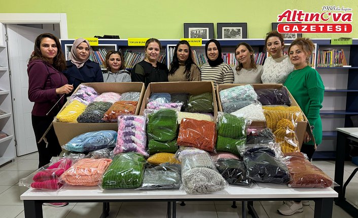 Kadınların kütüphanede sesli kitap dinlerken ördüğü kıyafetler depremzede çocuklara ulaştı
