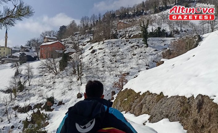 Kar ve heyelan nedeniyle yolu kapalı köydeki hasta hastaneye ulaştırıldı