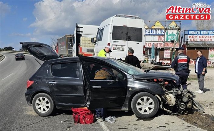 Karabük'te park halindeki tıra çarpan otomobildeki 5 kişi yaralandı