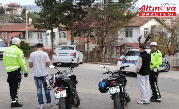 Karabük'te trafik güvenliğini tehlikeye düşüren 2 motosiklet sürücüsüne para cezası