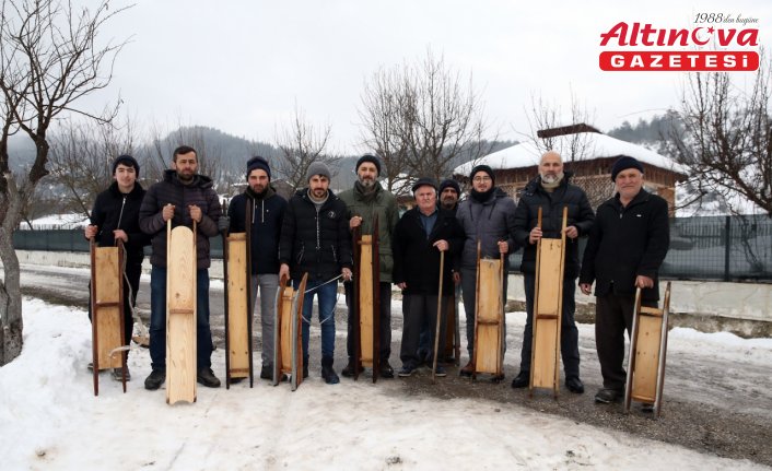 Karlı zemini traktörle pist yapıp geleneksel kızaklarla eğleniyorlar