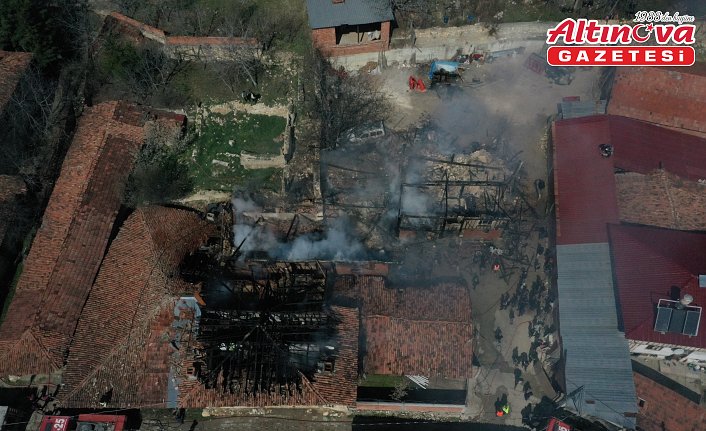 Kastamonu'da çıkan yangında 2 ev, 3 depo ve bir araç zarar gördü