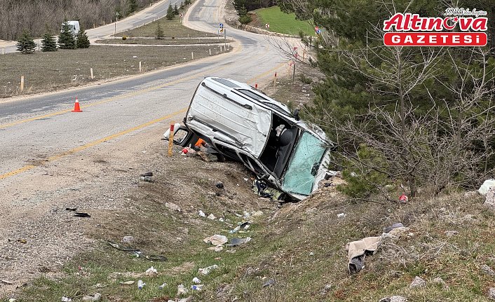 Kastamonu'da devrilen hafif ticari araçtaki 3 kişi yaralandı