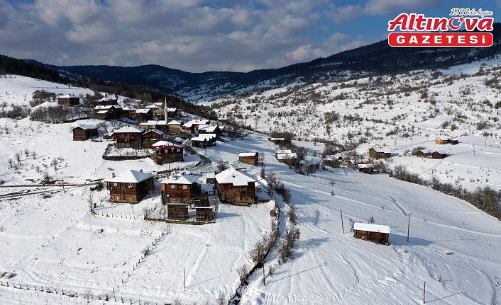 Kastamonu'nun karla buluşan ahşap evleri havadan görüntülendi