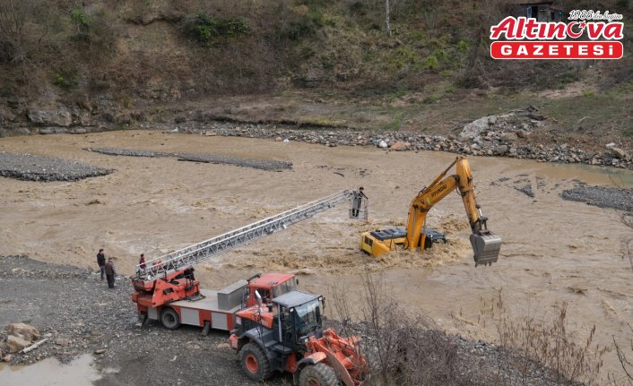Kastamonu'da debisi yükselen çayda mahsur kalan operatörü itfaiye kurtardı
