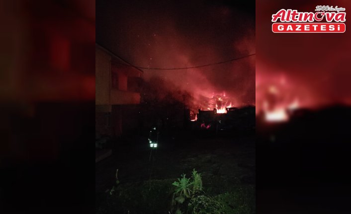 Kastamonu'da iki katlı ahşap ev yandı, iki büyükbaş hayvan öldü