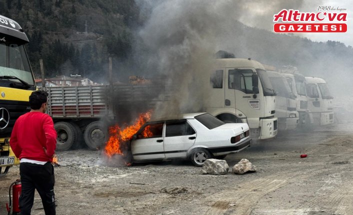 Kastamonu'da park halindeki otomobil yandı