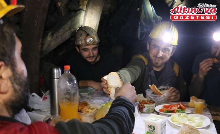 Kömür kentinin maden işçileri yerin metrelerce altında ilk sahurlarını yaptı