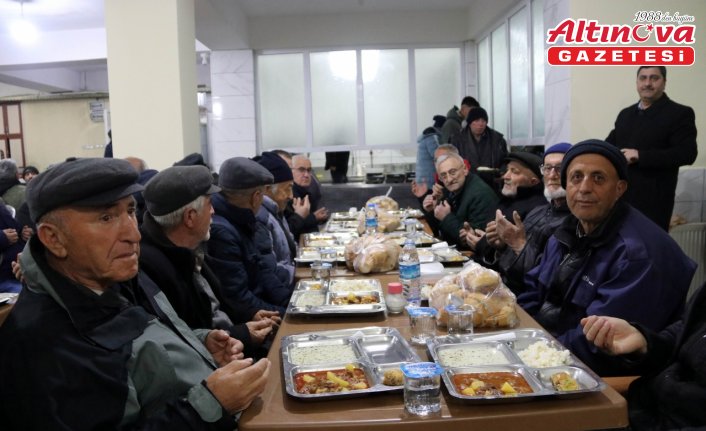 Köy sakinleri iftarını ev yerine camide birlikte yapıyor