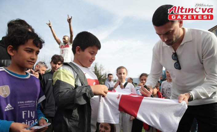 Milli futbolcu Merih Demiral, Bolu'da ziyaretlerde bulundu