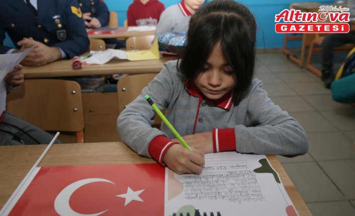 Rize'de okuma yazma öğrenen öğrenciler ilk mektuplarını Mehmetçiğe yazdı