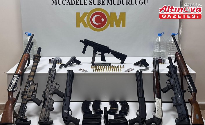 Samsun'da eğlence mekanında silah, mühimmat ve uyuşturucu ele geçirildi