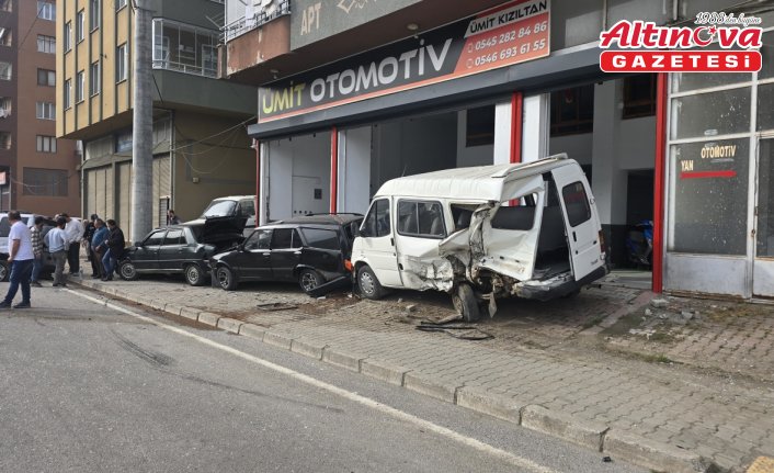 Samsun'da hafif ticari aracın park halindeki 3 araca çarptığı kazada 2 kişi yaralandı