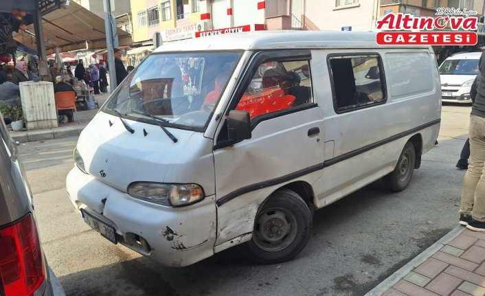 Bafra'da hafif ticari araçla kamyonetin çarpıştığı kazada 1 kişi yaralandı