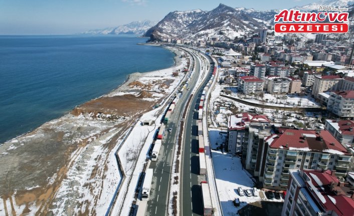 Sarp Sınır Kapısı ve Karadeniz Sahil Yolu'nda tır yoğunluğu oluştu