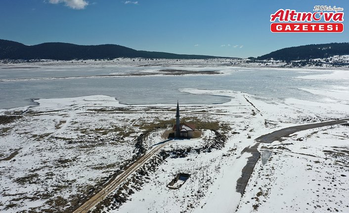 Seben Taşlı Yayla Göleti'nin yüzeyi buz tuttu