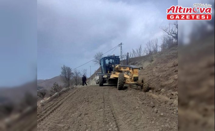 Sinop’ta heyelan nedeniyle kapanan köy yolu ulaşıma açıldı