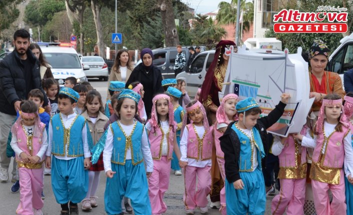 Sinop'ta minik öğrenciler gemi maketiyle dolaşarak bahşiş topladı