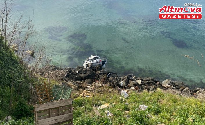 Sinop'ta otomobilin uçuruma devrildiği kazada sürücü yara almadı