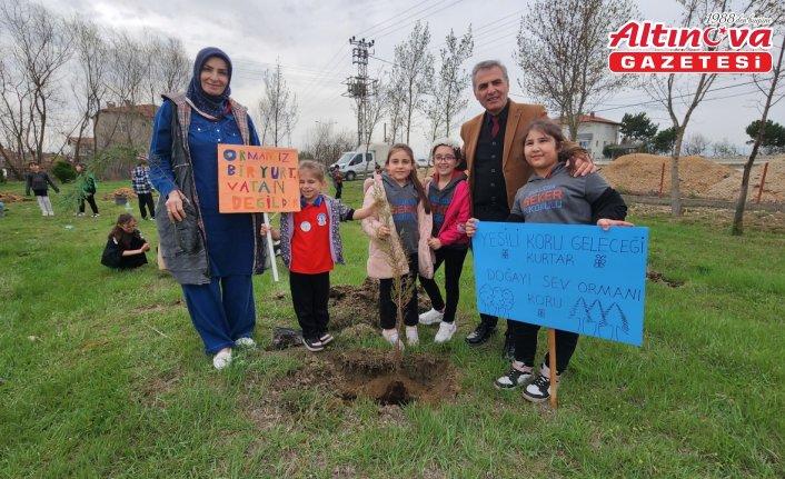 Suluova’da öğrenciler 100 fidanı toprakla buluşturdu