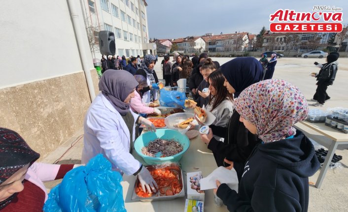 Suluova’da öğrencilere pamuk şeker ve köfte ekmek dağıtıldı