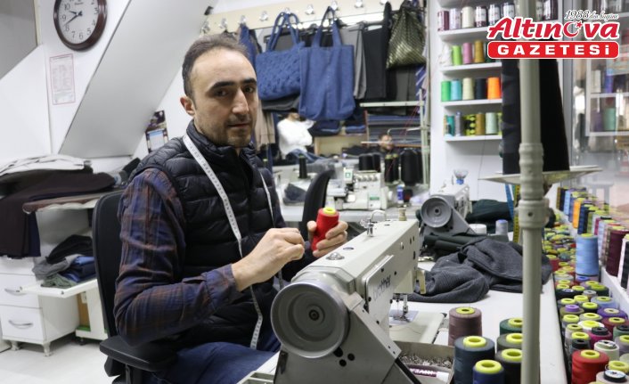 Terzilik mesleğini 15 metrekarelik dükkanında  sevgiyle sürdürüyor