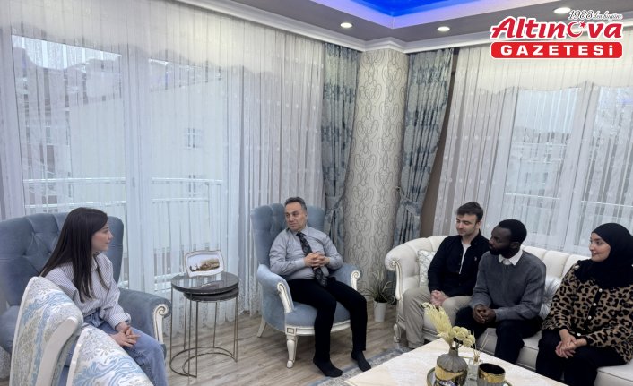 TOGÜ Rektörü Yılmaz evinde üniversite öğrencilerine iftar verdi