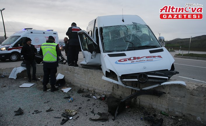 Tokat'ta istinat duvarına çarpan işçi servisindeki 21 kişi yaralandı