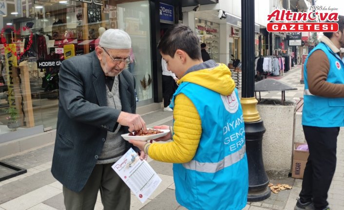 Tokat'ta gençler imsakiye ve hurma dağıttı